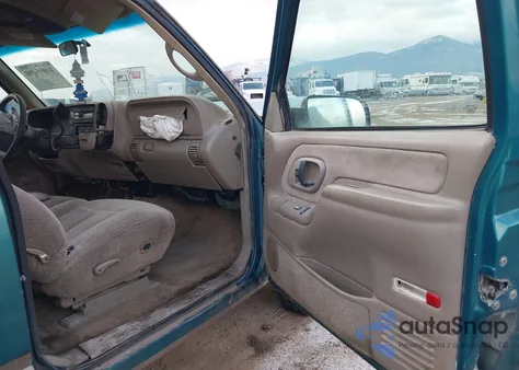 1997 Chevrolet K1500 Fleetside из США, поврежденный, VIN 2GCEK19R8V1261282